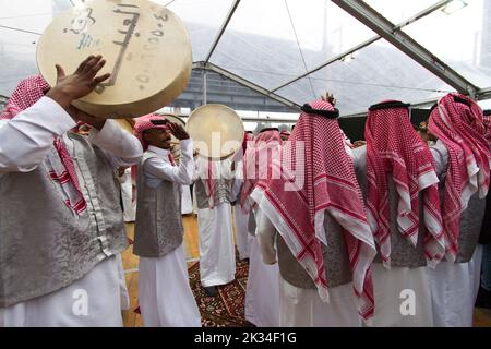 Turin, Italien. 24.. September 2022. Ein traditioneller Tanz aus Saudi-Arabien wurde während des Terra Madre Salone del Gusto in Turin, Italien, aufgeführt Stockfoto