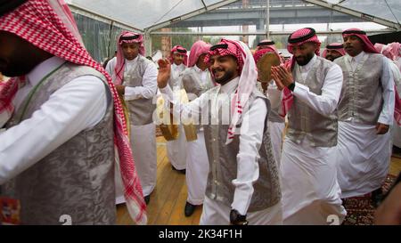 Turin, Italien. 24.. September 2022. Ein traditioneller Tanz aus Saudi-Arabien wurde während des Terra Madre Salone del Gusto in Turin, Italien, aufgeführt Stockfoto