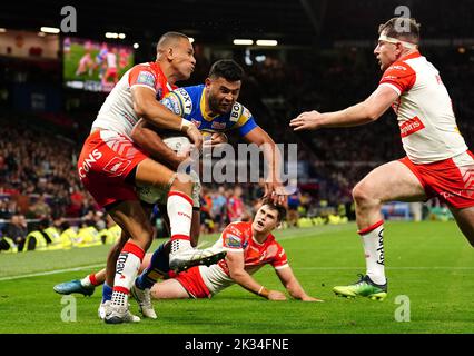 Der Rhyse Martin von Leeds Rhinos (Mitte) wird von St Helens' will Hopoate (links) und Mark Percival während des Betfred Super League Grand Finals in Old Trafford, Manchester, angegangen. Bilddatum: Samstag, 24. September 2022. Stockfoto