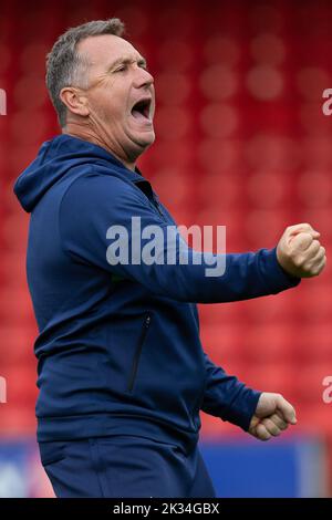 Walsall, Großbritannien. 24. September 2022. Mickey Mellon Manager von Tranmere Rovers faust den Fans während des Sky Bet League 2-Spiels Walsall gegen Tranmere Rovers im Banks's Stadium, Walsall, Großbritannien, 24.. September 2022 (Foto von Phil Bryan/News Images) in Walsall, Großbritannien am 9/24/2022. (Foto von Phil Bryan/News Images/Sipa USA) Quelle: SIPA USA/Alamy Live News Stockfoto