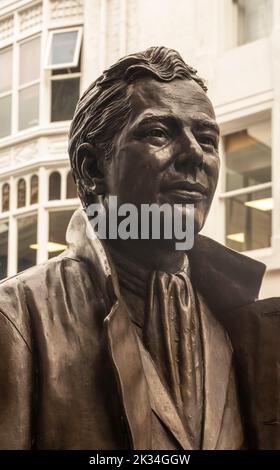 Brian Epstein Skulptur von Andy Edwards im Stadtzentrum von Liverpool Stockfoto