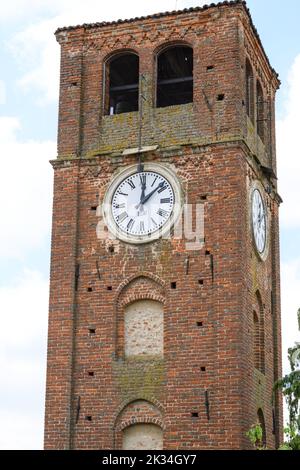 Pralormo, Italien, Mai 2022 Antiker Turm mit eiserner mechanischer Uhr. Stockfoto