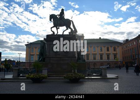 Stockholm, Schweden, September 2022: Reiterstatue des Königs Gustavus Adolphus, auch bekannt als Adolf Gustav II., auf dem Gustav Adolfs Torg Platz. Stockfoto