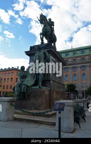 Stockholm, Schweden, September 2022: Reiterstatue des Königs Gustavus Adolphus, auch bekannt als Adolf Gustav II., auf dem Gustav Adolfs Torg Platz. Stockfoto