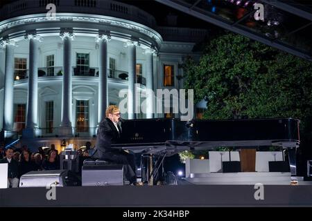 Washington, Vereinigte Staaten Von Amerika. 23. September 2022. Washington, Vereinigte Staaten von Amerika. 23. September 2022. Die Musiklegende Elton John tritt während „A Night When Hope and History Rhyme“ auf dem South Lawn des Weißen Hauses am 23. September 2022 in Washington, DC auf. John war später überrascht, als US-Präsident Joe Biden ihm die National Humanities Medal überreichte. Bild: Adam Schultz/White House Photo/Alamy Live News Stockfoto