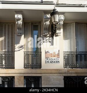 Madrid, Spanien, 2022. September. Die charakteristische Tafel mit dem Namen des Platzes, gebildet mit den verzierten Fliesen an der Wand eines Gebäudes in der CI Stockfoto