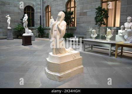 Stockholm, Schweden, September 2022: Verschiedene Statuen im Schwedischen Nationalmuseum der Schönen Künste (Nationalmuseum) Stockfoto