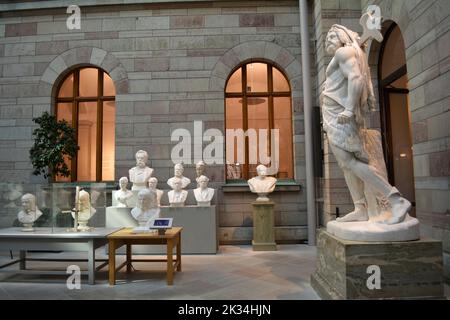 Stockholm, Schweden, September 2022: Verschiedene Statuen im Schwedischen Nationalmuseum der Schönen Künste (Nationalmuseum) Stockfoto