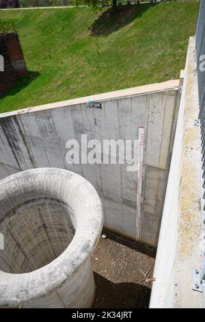 Lago della Spina in Pralormo Entwässerungsleitung für das Wasser des Sees. Stockfoto