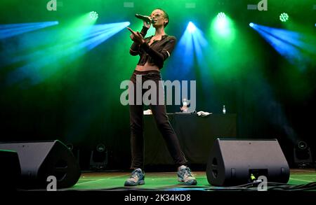 Berlin, Deutschland. 24. September 2022. Die Musikerin Layla wird beim Lollapalooza Festival im Berliner Olympiastadion auf der Bühne stehen. Die Ausgabe 6. des Musikfestivals in Berlin findet vom 24.09.2022 - 25.09.2022 statt. Kredit: Britta Pedersen/dpa/Alamy Live Nachrichten Stockfoto