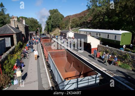 Ein Güterzug im Bahnhof Goathland auf der North Yorkshire Moors Railway Stockfoto