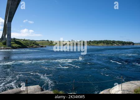 Wunderschöne Landschaften in Norwegen. Nordland. Schöne Landschaft von Saltstraumen. Kleine Meerenge mit einer der stärksten Gezeitenströmungen der Welt. Es ist loc Stockfoto