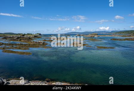 Wunderschöne Landschaften in Norwegen. Nordland. Wunderschöne Küstenlandschaft auf der Helgelandskysten-Panoramastraße. Geripptes Meer an einem sonnigen Sommertag Stockfoto