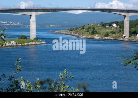 Wunderschöne Landschaften in Norwegen. Nordland. Schöne Landschaft von Saltstraumen. Kleine Meerenge mit einer der stärksten Gezeitenströmungen der Welt. Es ist loc Stockfoto