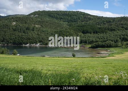 Wunderschöne Landschaften in Norwegen. Nordland. Schöne Landschaft von roten Häusern an der Küste des Skjerstad Fjords. Selektiver Fokus Stockfoto