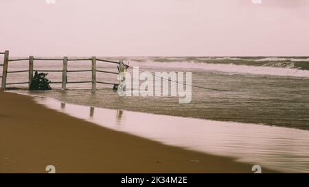 Tropischer Meeresstrand bei Sonnenuntergang. Fokus aus der Ferne. Puri, Odisha, Indien Stockfoto