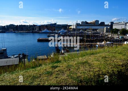 Oslo, Norwegen, September 2022: Blick auf den Hafen und die Stadt von der alten Festung Akershus aus gesehen. Stockfoto