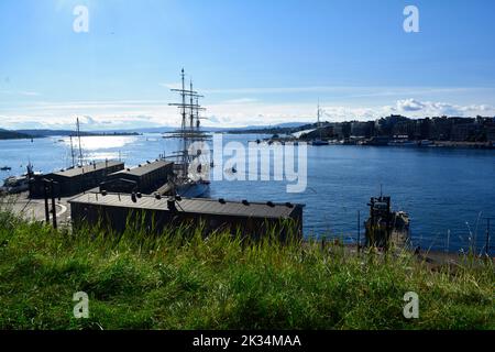 Oslo, Norwegen, September 2022: Blick auf den Hafen und die Stadt von der alten Festung Akershus aus gesehen. Stockfoto