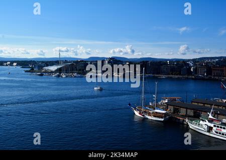 Oslo, Norwegen, September 2022: Blick auf den Hafen und die Stadt von der alten Festung Akershus aus gesehen. Stockfoto