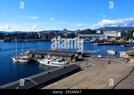 Oslo, Norwegen, September 2022: Blick auf den Hafen und die Stadt von der alten Festung Akershus aus gesehen. Stockfoto