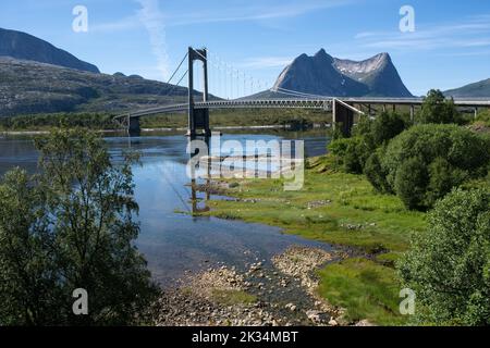 Wunderschöne Landschaften in Norwegen. Nordland. Schöne Landschaft von Kjerringstraumen Bru (Efjordbrücken) auf dem Efjord. Ein weiterer Planet Hintergrund. Das ist es Stockfoto