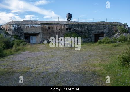 Engeloya, Norwegen - 11. Juli 2022: Batterie Dietl war eine deutsche Militärfestung auf der Insel Engeloya während des zweiten Weltkrieges für die bestimmt Stockfoto