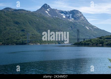 Wunderschöne Landschaften in Norwegen. Nordland. Schöne Landschaft der Skjombrua Brücke auf dem Ofotfjord. Es befindet sich in der Gemeinde Narvik. Selektiver Fokus Stockfoto
