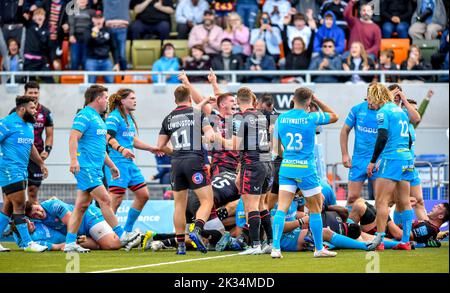 Saracens feiern, als sie während des Gallagher Premiership Rugby-Matches zwischen Saracens und Gloucester am 24. September 2022 im StoneX Stadium, London, England, ihre 5. Punkte in den letzten Minuten des Spiels erzielen. Foto von Phil Hutchinson. Nur zur redaktionellen Verwendung, Lizenz für kommerzielle Nutzung erforderlich. Keine Verwendung bei Wetten, Spielen oder Veröffentlichungen einzelner Clubs/Vereine/Spieler. Kredit: UK Sports Pics Ltd/Alamy Live Nachrichten Stockfoto