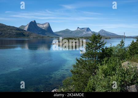 Wunderschöne Landschaften in Norwegen. Nordland. Schöne Landschaft von Kjerringstraumen Bru (Efjordbrücken) auf dem Efjord. Ein weiterer Planet Hintergrund. Das ist es Stockfoto