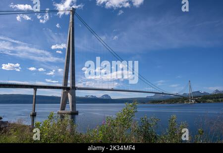Wunderschöne Landschaften in Norwegen. Nordland. Wunderschöne Landschaft der Halogaland Brücke am Ofotfjord. Es befindet sich in der Gemeinde Narvik. Selektiver FOC Stockfoto