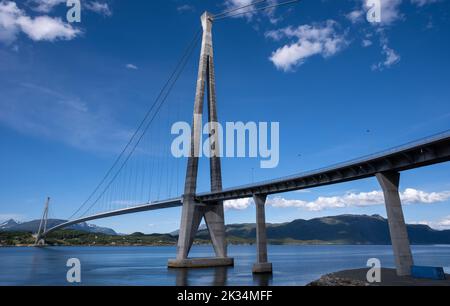 Wunderschöne Landschaften in Norwegen. Nordland. Wunderschöne Landschaft der Halogaland Brücke am Ofotfjord. Es befindet sich in der Gemeinde Narvik. Selektiver FOC Stockfoto