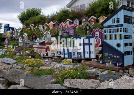 Kasfjord, Norwegen - 13. Juli 2022: Wunderschöne Landschaften in Norwegen. Nordland. Kasfjord Miniaturstadt in der Nähe von Harstad. Wolkiger Sommertag. Selektiver FOC Stockfoto