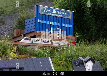 Kasfjord, Norwegen - 13. Juli 2022: Wunderschöne Landschaften in Norwegen. Nordland. Kasfjord Miniaturstadt in der Nähe von Harstad. Wolkiger Sommertag. Selektiver FOC Stockfoto