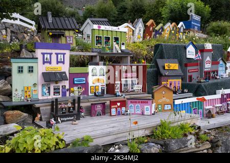 Kasfjord, Norwegen - 13. Juli 2022: Wunderschöne Landschaften in Norwegen. Nordland. Kasfjord Miniaturstadt in der Nähe von Harstad. Wolkiger Sommertag. Selektiver FOC Stockfoto