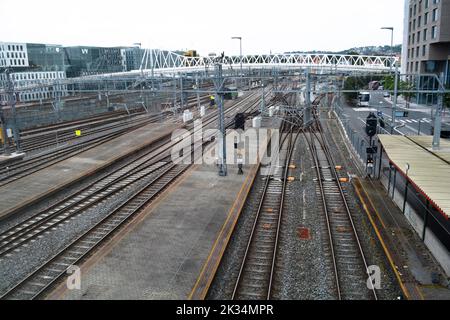 Oslo, Norwegen, September 2022: Die Bahngleise des Osloer Hauptbahnhofs von oben aus gesehen von einer Fußgängerbrücke. Stockfoto