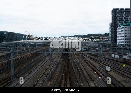 Oslo, Norwegen, September 2022: Die Bahngleise des Osloer Hauptbahnhofs von oben aus gesehen von einer Fußgängerbrücke. Stockfoto