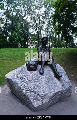 Oslo, Norwegen, September 2022: Statue der Königin Sonja im Schlosspark rund um den Königlichen Palast in Oslo. Stockfoto