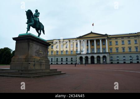 Oslo, Norwegen, September 2022: Bronzene Reiterstatue von König Charles John auf dem Palastplatz vor dem Königlichen Palast. Stockfoto