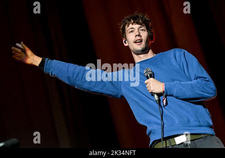 Berlin, Deutschland. 24. September 2022. Der Sänger Henning May von der Band AnnenMayKantereit tritt auf dem Gelände des Lollapalooza Festivals im Berliner Olympiastadion auf. Die Ausgabe 6. des Musikfestivals in Berlin findet vom 24.09.2022 - 25.09.2022 statt. Kredit: Britta Pedersen/dpa/Alamy Live Nachrichten Stockfoto