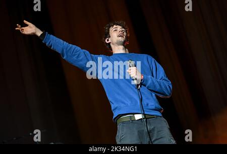 Berlin, Deutschland. 24. September 2022. Der Sänger Henning May von der Band AnnenMayKantereit tritt auf dem Gelände des Lollapalooza Festivals im Berliner Olympiastadion auf. Die Ausgabe 6. des Musikfestivals in Berlin findet vom 24.09.2022 - 25.09.2022 statt. Kredit: Britta Pedersen/dpa/Alamy Live Nachrichten Stockfoto