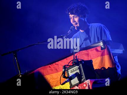 Berlin, Deutschland. 24. September 2022. Der Sänger Henning May von der Band AnnenMayKantereit tritt auf dem Gelände des Lollapalooza Festivals im Berliner Olympiastadion auf. Die Ausgabe 6. des Musikfestivals in Berlin findet vom 24.09.2022 - 25.09.2022 statt. Kredit: Britta Pedersen/dpa/Alamy Live Nachrichten Stockfoto