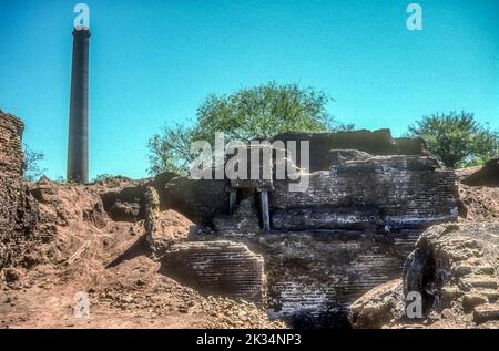 1990s Archivbild von Überresten des Gold- und Silberbergbaus aus dem 19.. Jahrhundert bei El Triunfo in Baja California Sur, Mexiko. Stockfoto