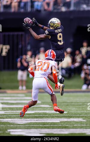 24. September 2022: Wake Forest Demon Diacons Wide Receiver A.T. Perry (9) holt sich im dritten Viertel des NCAA-Fußballspiels im Truist Field in Winston-Salem, NC, die Eckpfeiler von Clemson Tigers, Nate Wiggins (20). (Scott Kinser/CSM) Stockfoto