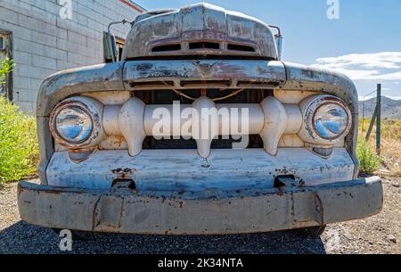 Der Kühlergrill eines 1952 Ford F4 Pickup-Trucks wurde in der Nähe von Kingston, Utah, USA, aufgegeben Stockfoto