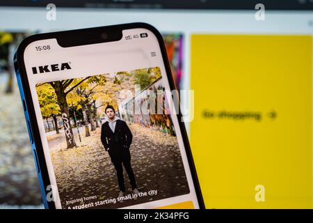 IKEA Mobile Website mit Laptop-Website im Hintergrund Stockfoto