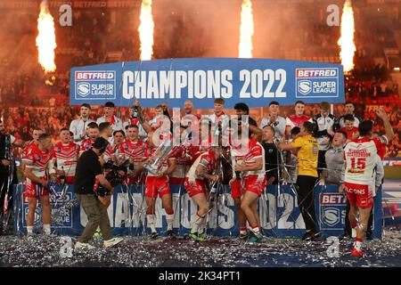 Manchester, Großbritannien. 24. September 2022. St. Helens feiern den diesjährigen Grand Final Gewinner beim Betfred Super League Grand Final Spiel zwischen St Helens und Leeds Rhinos am 24. September 2022 in Old Trafford, Manchester, England. Foto von Ken Sparks. Nur zur redaktionellen Verwendung, Lizenz für kommerzielle Nutzung erforderlich. Keine Verwendung bei Wetten, Spielen oder Veröffentlichungen einzelner Clubs/Vereine/Spieler. Kredit: UK Sports Pics Ltd/Alamy Live Nachrichten Stockfoto