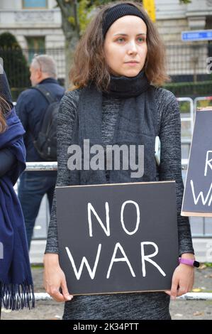 Berlin, Deutschland - 24. September 2022 - Frauen in Schwarz - Demonstration vor der russischen Botschaft unter den Linden gegen den Krieg in der Ukraine und die militärische Mobilisierung in Russland. (Foto von Markku Rainer Peltonen) Stockfoto