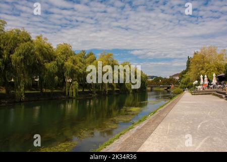 Ljubljana, Slowenien - September 4. 2022. Der Fluss Ljubljanici in Ljubljana, Slowenien. Südlich des historischen Zentrums Stockfoto