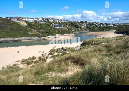 Eine Luftaufnahme des Dorfes Pentire hoch auf einer Landzunge mit Blick auf den Crantock Beach in North Cornwall, England. Stockfoto