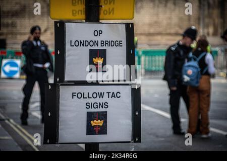 Polizeibeamte im Dienst als Teil der Op London Bridge Stockfoto